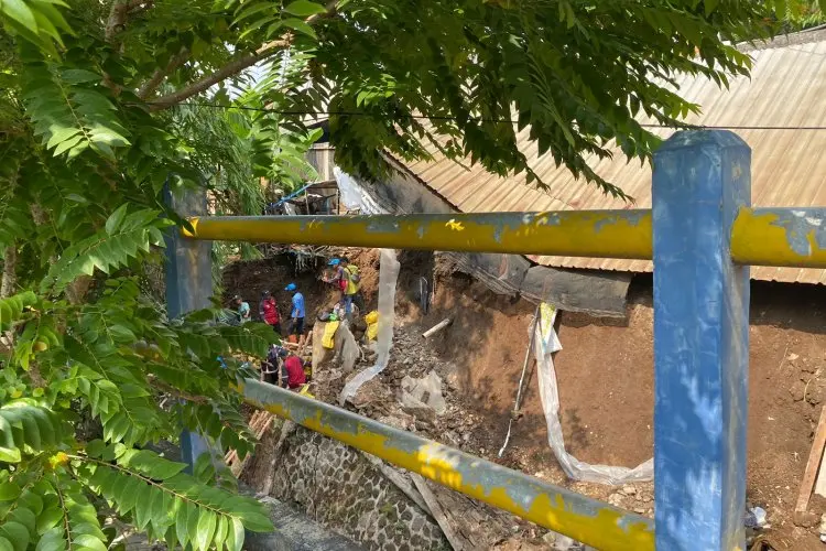 Tinjau Lokasi Bencana Kirmir Longsor, Pj Wali Kota Bandung Beri Santunan