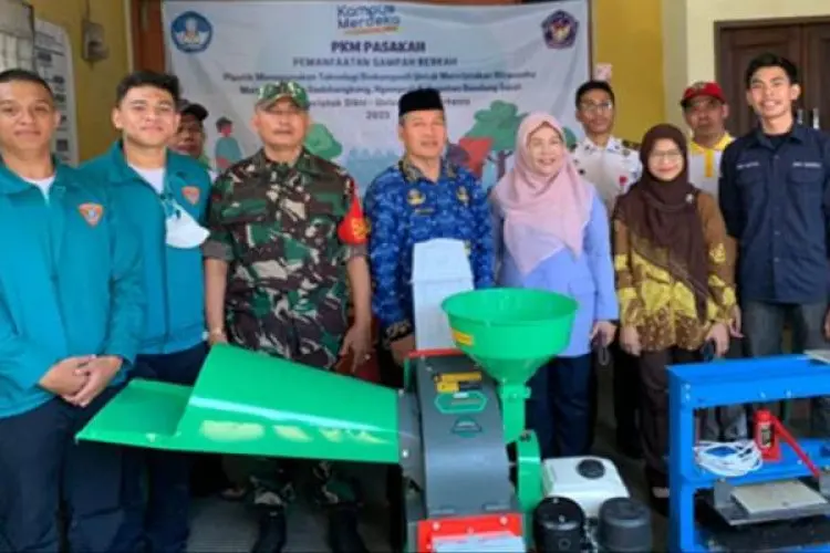 Universitas Nurtanio Bantu Warga Gadobangkong Lewat PKM Daur Ulang Sampah Plastik