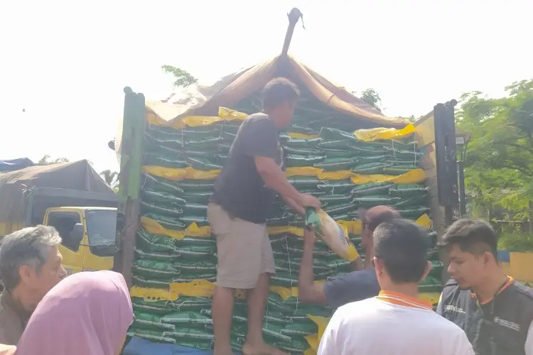 Pemkot Cimahi Distribusikan 30 Ton Beras dalam Operasi Pasar Murah