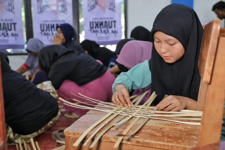 Dibekali Pelatihan Anyam Bambu, Warga Desa Pasirbaru : Terimakasih GMP