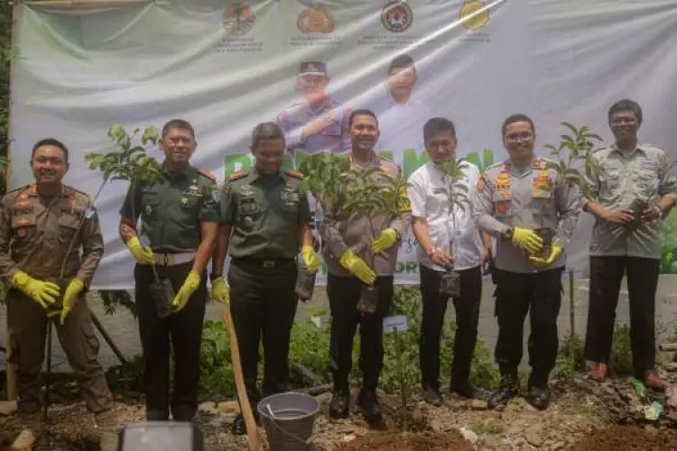 Antisipasi Bencana El Nino, Dishub Kota Bogor Ikut Penanaman Pohon Bersama Polri di Kampung Bebek 