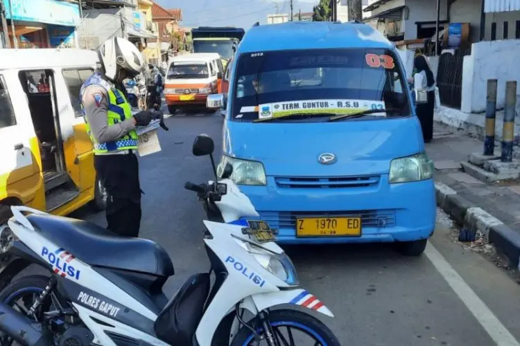 Polisi Tertibkan Terminal Bayangan di Garut
