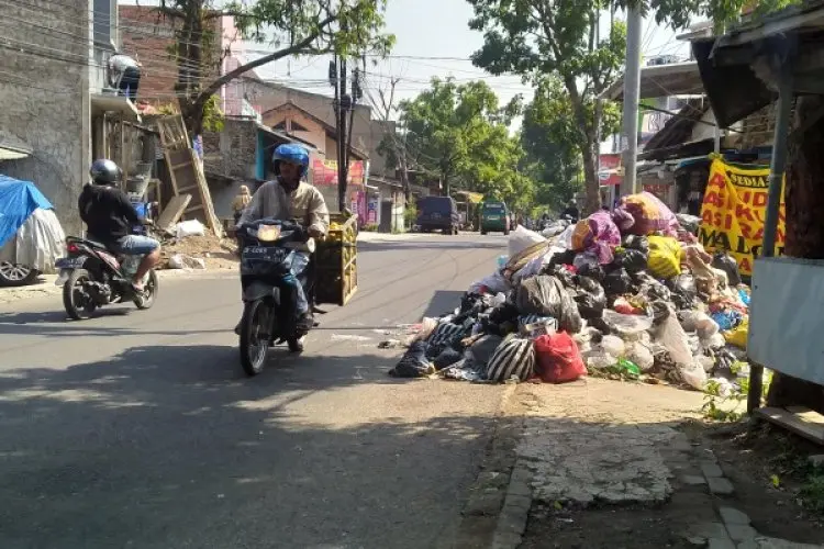 Tumpukan Sampah di Kabupaten Bandung Tetap Menggunung Meski Piala Dunia U-17 Berlangsung