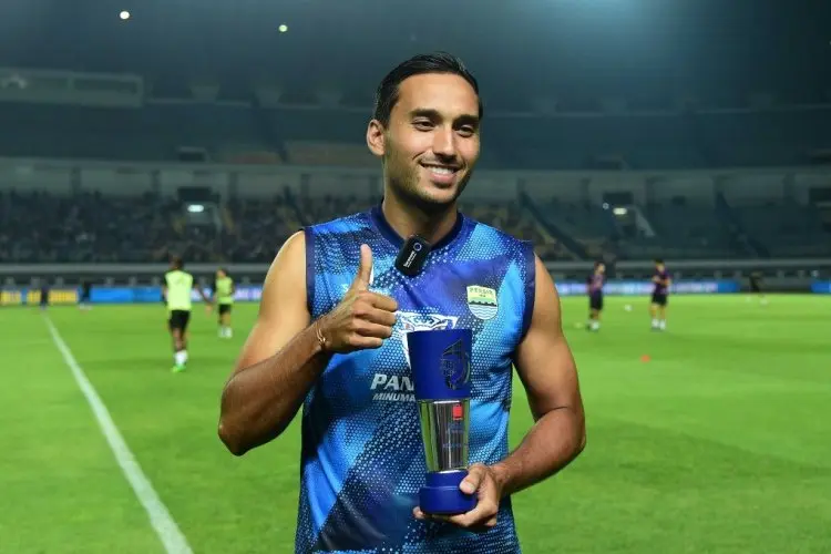 Penyerang Persib Bandung Ezra Walian Beri Sinyal Bahaya untuk Dewa United