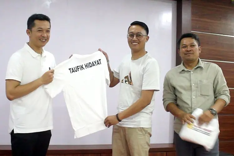 Legenda Bulutangkis Indonesia Taufik Hidayat Minta Doa Restu Warga Pangalengan untuk Maju jadi Anggota DPR RI