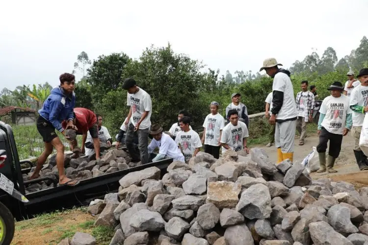 Petebu Ganjar Gotong Royong Membuat Embung Air Bagi Warga di Garut