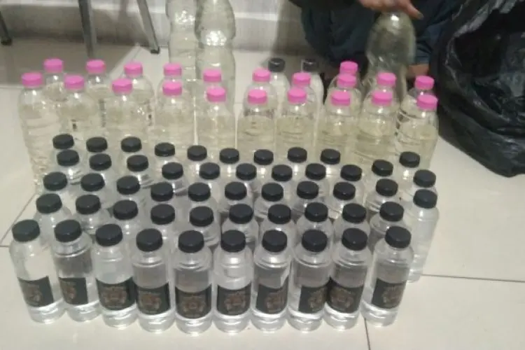 Polisi Sita Ratusan Botol Miras di Warung Kelontong wilayah Warung Bandrek 