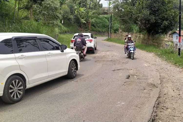 Warga Pangalengan Keluhkan Jalan Rusak di Jalan Raya Pangalengan-Citere