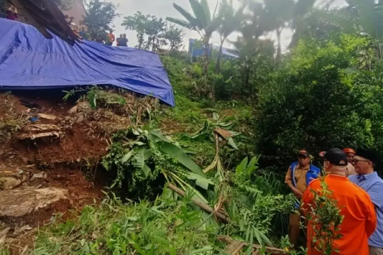 Kunjungi Keluarga Korban Longsor di Dramaga, Iwan Setiawan Minta Utamakan Mitigasi Bencana Alam