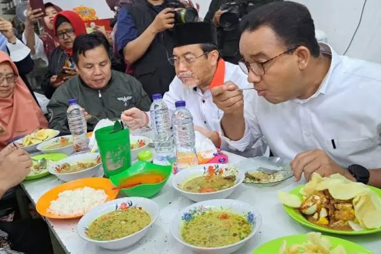 Hari Pertama Kampanye, Anies Baswedan Santap Doclang Jembatan Merah dan Naik KRL di Stasiun Bogor 