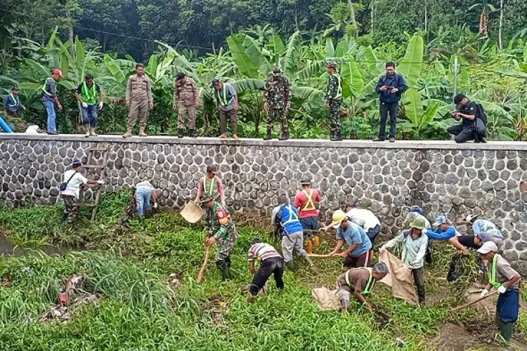Tirta Pakuan Bersama Masyarakat, TNI dan Polri Bersihkan Sungai Cipinang Gading, Ini Tujuannya 