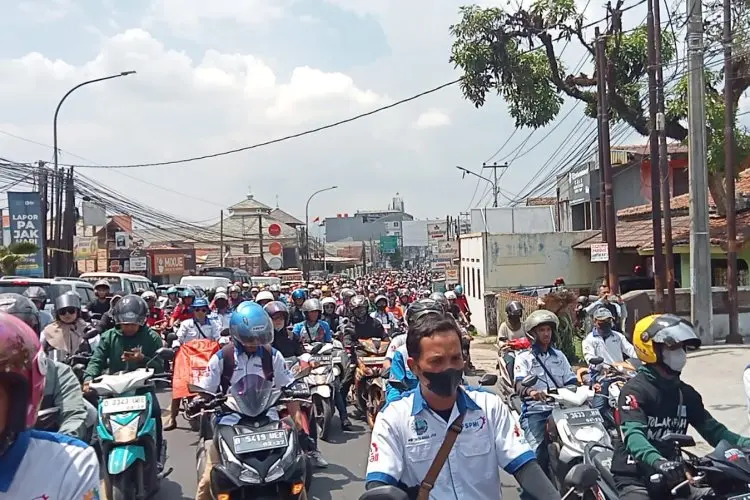 Gelar Aksi Mogok Kerja, Puluhan Ribu Buruh KBB dan Wilayah Barat Penuhi Tantangan Pj Gubernur Jabar
