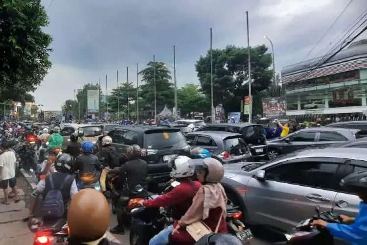 Buruh Tutup Gerbang Tol Pasteur, Lalu Lintas Tersendat Cenderung Tak Bergerak
