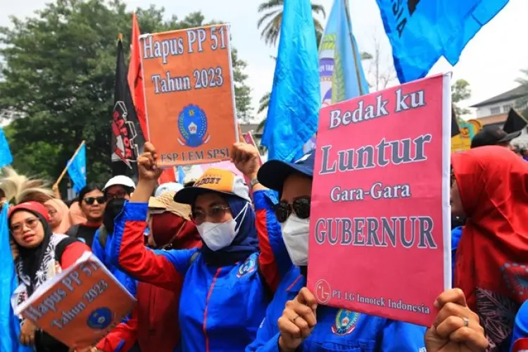 FOTO: Aksi Buruh Kawal Penetapan UMK 2024