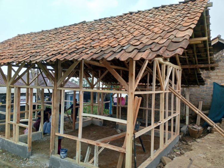 Rutilahu Ambruk Diterjang Angin Kencang, Warga Kecamatan Ngamprah ini Sudah Sepekan Tinggal di Rumah Tetangga