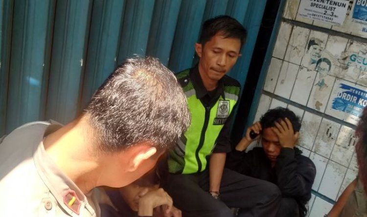 Warga Kepung dan Tangkap Dua Orang Pelaku Pencurian Tas di Jalan Leuwipanjang