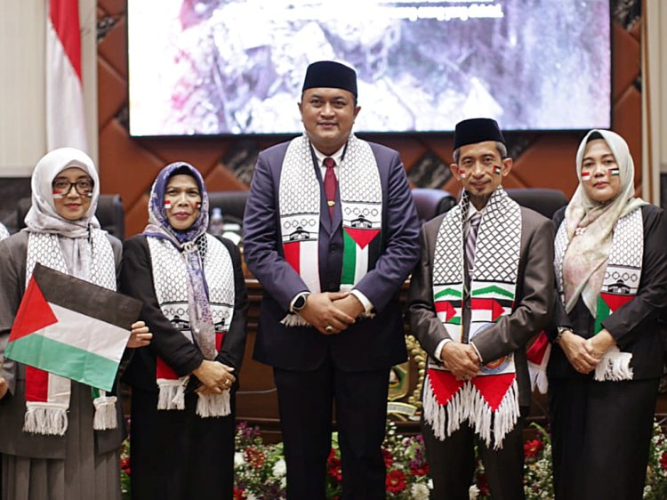 Rapat Paripurna DPRD Kabupaten Bogor Diwarnai Bendera Atribut Palestina