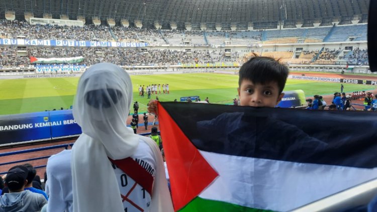 Ribuan Bendera Palestina Berkibar di Laga Persib vs Arema FC