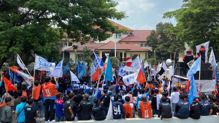 Aksi Ratusan Buruh di Depan Kantor Bupati, Tuntut UMK Tahun Depan Naik 15 Persen