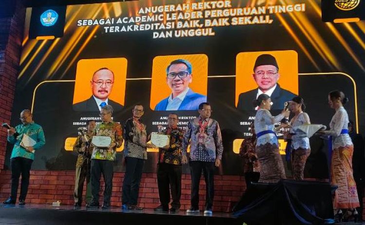 Rektor UIKA Bogor Dianugerahi Academic Leader Terbaik 2023
