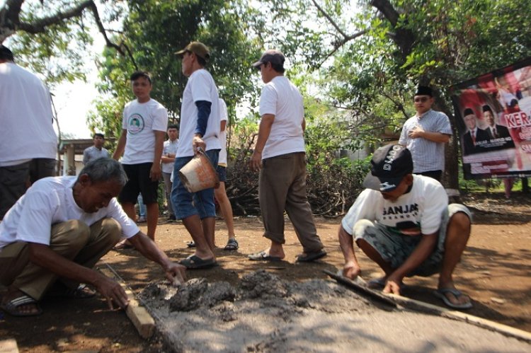 SDG Gotong Royong Bareng Warga Renovasi Jalan di Desa Klapanunggal