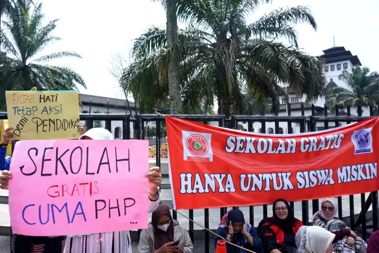 Foto: Aksi Orang Tua Siswa Tolak Pungutan Bagi Siswa KETM