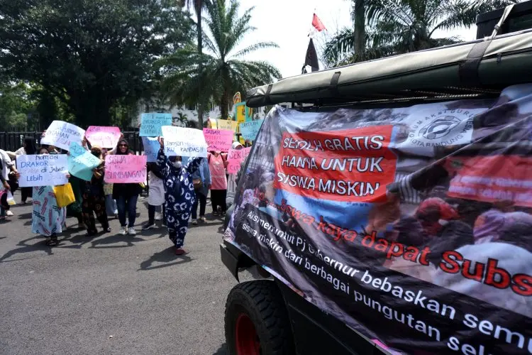 Foto: Aksi Orang Tua Siswa Tolak Pungutan Bagi Siswa KETM