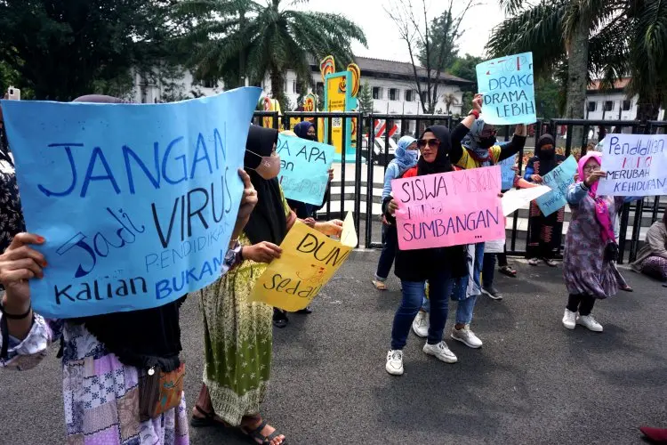 Foto: Aksi Orang Tua Siswa Tolak Pungutan Bagi Siswa KETM