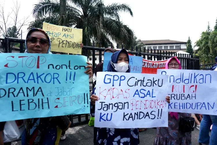 Foto: Aksi Orang Tua Siswa Tolak Pungutan Bagi Siswa KETM