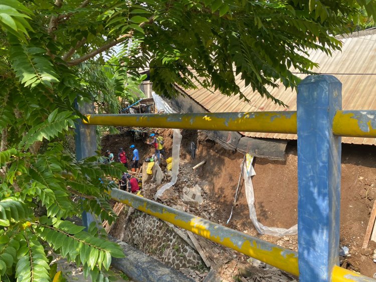 Tinjau Lokasi Bencana Kirmir Longsor, Pj Wali Kota Bandung Beri Santunan