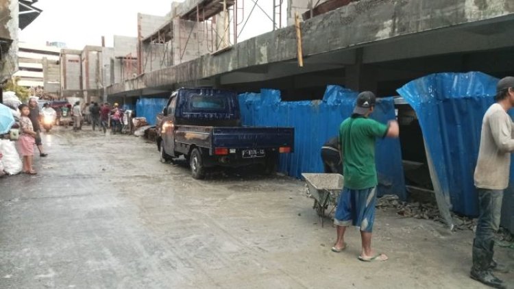 Hujan Deras Disertai Angin Kencang Membuat Hebel Proyek Pasar Jambu Dua Yang Baru Dipasang Ambruk   IN