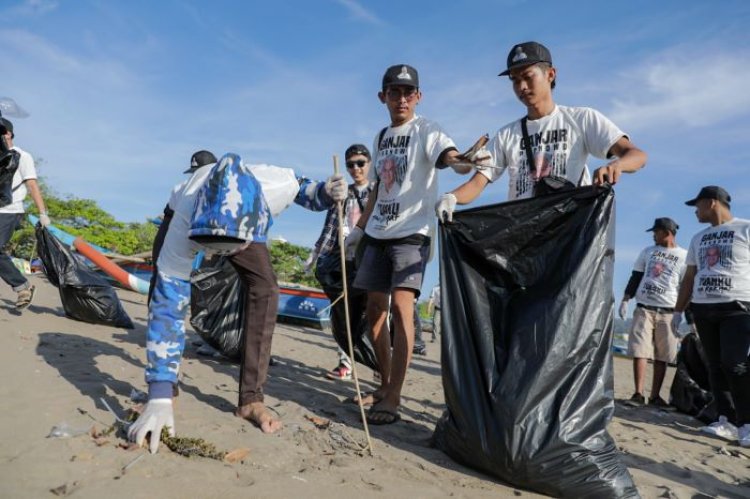 Apresiasi Aksi Bersih-Bersih Pantai Ala Relawan Ganjar, Warga: Sangat Bagus, Patut untuk Dicontoh