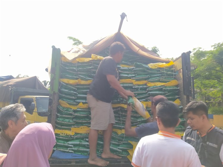 Pemkot Cimahi Distribusikan 30 Ton Beras dalam Operasi Pasar Murah