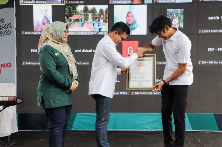 Dinkes Kab Bandung Raih  Penghargaan Rekor MURI Test Kebugaran Jasmani Dengan Peserta Terbanyak