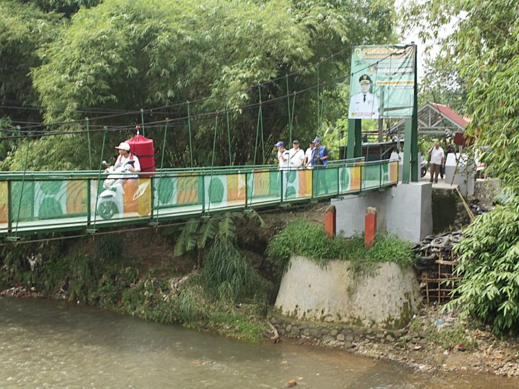 Jembatan Rawayan Karadenan-Waringin Diresmikan Bupati Iwan Setiawan