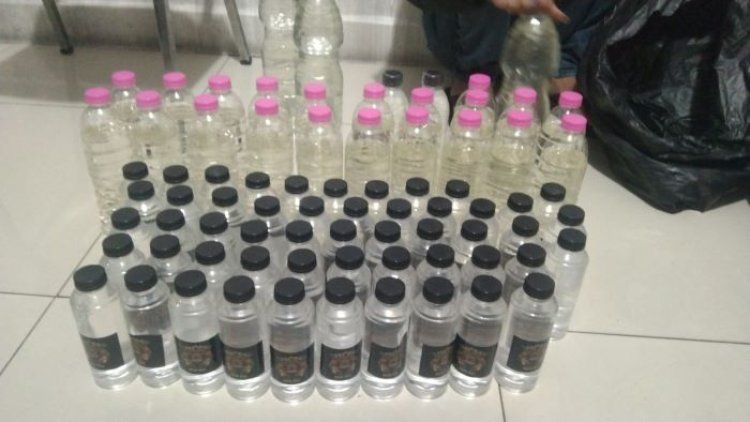 Polisi Sita Ratusan Botol Miras di Warung Kelontong wilayah Warung Bandrek 