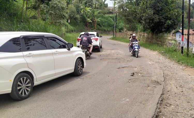 Warga Pangalengan Keluhkan Jalan Rusak di Jalan Raya Pangalengan-Citere