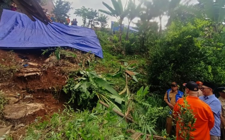 Kunjungi Keluarga Korban Longsor di Dramaga, Iwan Setiawan Minta Utamakan Mitigasi Bencana Alam