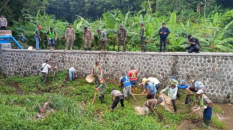 Tirta Pakuan Bersama Masyarakat, TNI dan Polri Bersihkan Sungai Cipinang Gading, Ini Tujuannya 