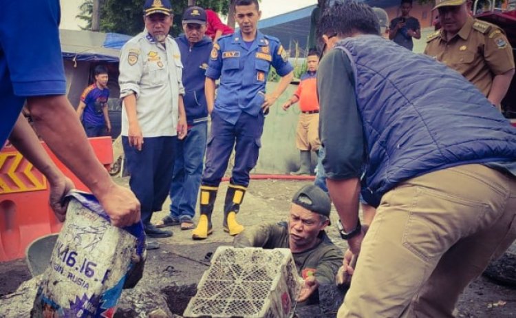 Dinilai Cukup Efektif Atasi Banjir Cileuncang, Warga di Lembang Lakukan Normalisasi Saluran Drainase di Jalan Panorama 