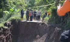 Tinjau Longsor Bandung Barat, Bey Machmudin Pastikan Penanganan Berjalan Optimal
