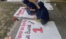 Totalitas Relawan Pendukung Pasangan AMIN, Gunakan Karung dan Kain Bekas untuk Membuat APK
