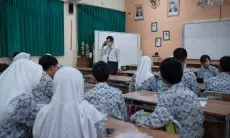 Meski Dunianya ‘Gelap Gulita’, Hendra Mampu Terangi Dunia Pendidikan