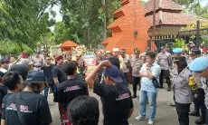 Puluhan Masa ALDERA Cirebon Unjuk Rasa, Tuding Pemerintahan Imron dan Ketua Dewan Gagal Total