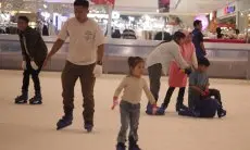 Rasakan Kutub Selatan dengan Main Ice Skating di CCM