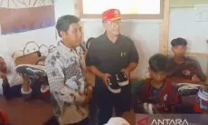 Pemkab Berikan Bantuan Puluhan Sepatu dan Alat Sekolah untuk Siswa SMP