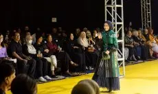 Kenakan Kain Sarung Majalaya, Dine Mutiara Terlihat Memesona di Atas Catwalk