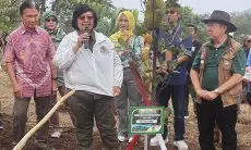 Siti Nurbaya Bakar Tanam Pohon untuk Pakan Satwa TSI Bogor