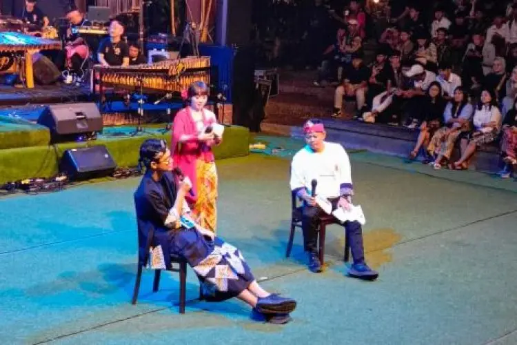 Alam Ganjar Terpukau Menyaksikan Pertunjukan Seni Tradisi di Saung Angklung Udjo