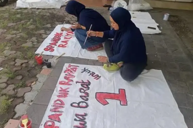 Totalitas Relawan Pendukung Pasangan AMIN, Gunakan Karung dan Kain Bekas untuk Membuat APK
